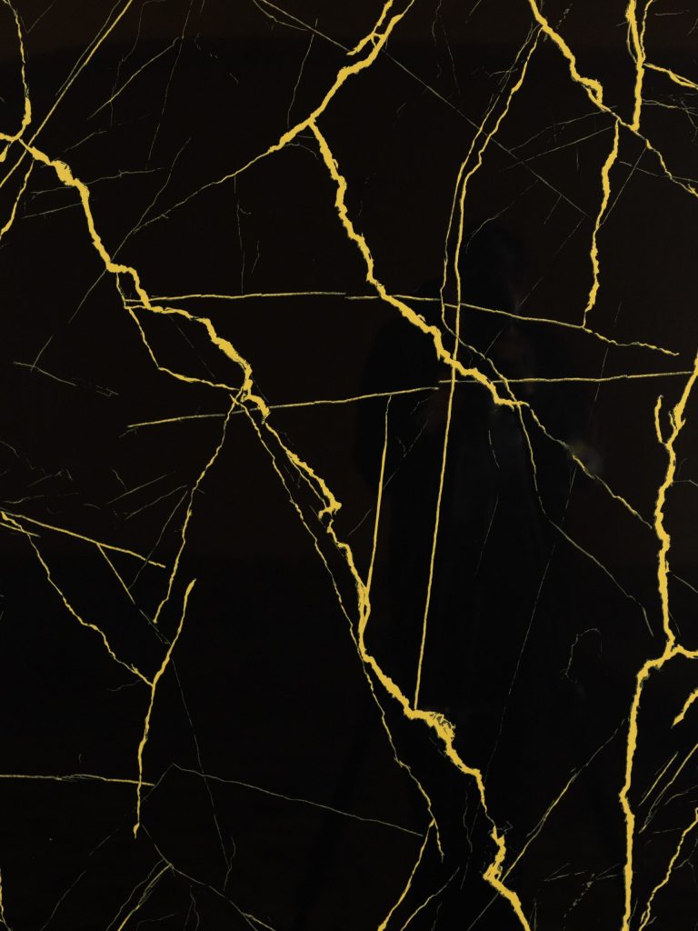 Shadow Opulence Shine Marble – Schwarze und goldene PVC-Marmorfliese