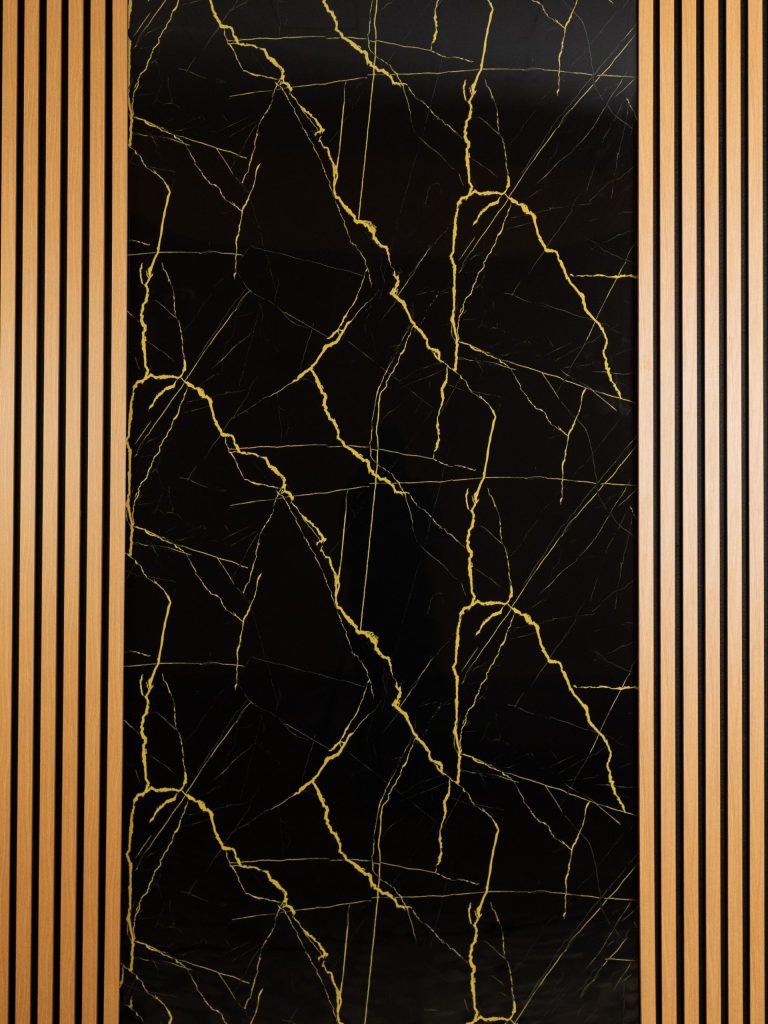 Shadow Opulence Shine Marble – Schwarze und goldene PVC-Marmorfliese