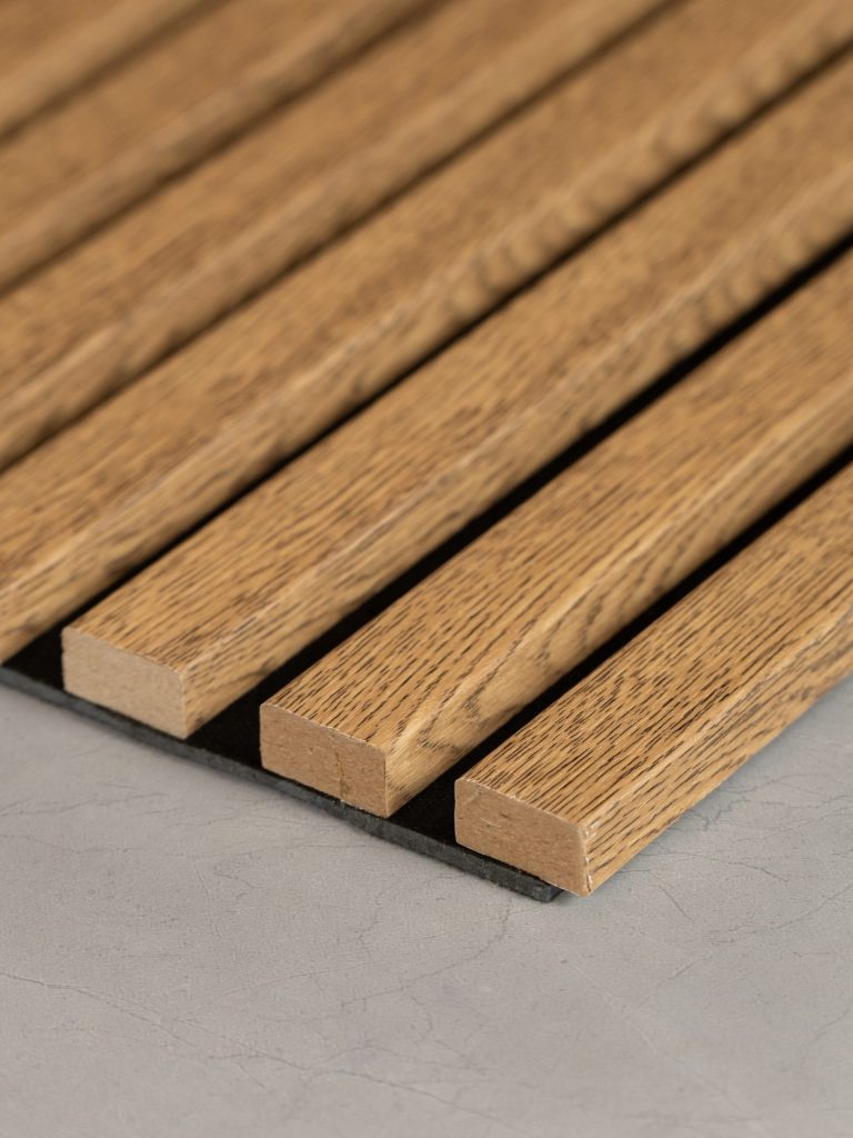 Sky Oak Ribbed – Moderne, schallabsorbierende Rippenplatte in Eichenoptik